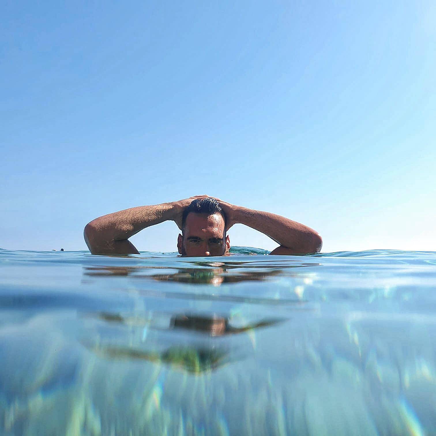 Pjevao u 'Zvijezdama', a sad na plaži pokazuje isklesano tijelo