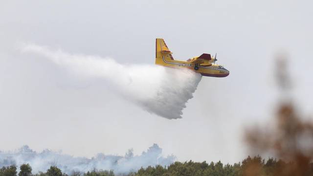 Šibenik: Vatrogasci se uz pomoć kanadera bore sa požarom