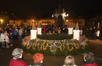Blagoslovom vijanaca i paljenjem svijeće započeo Advent u Karlovcu