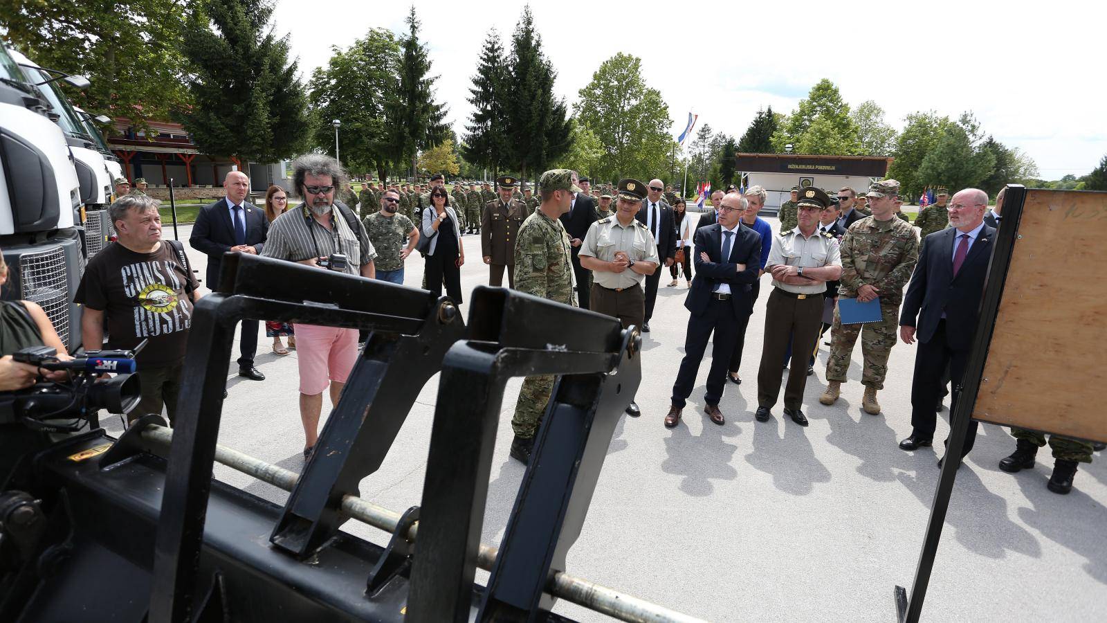 U vojarni "Kamensko" odrÅ¾ana je  predaja donacije Vlade SAD-a Hrvatskoj kopnenoj vojsci