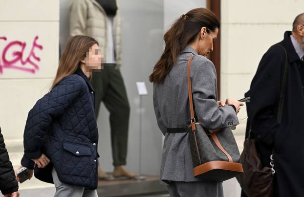Zagreb: Iva Radić u društvu kćeri prošetala je po gradu 