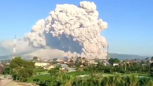 U Indoneziji eruptirala dva vulkana na odvojenim otocima