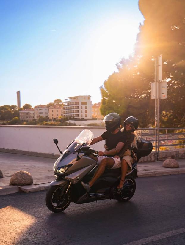 FOTO Brčkanje u bazenu, u ruci šampanjac! Maja objavila fotke iz Dubaija, s njome je i Šime...