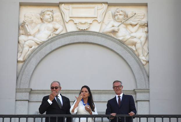 Cuban-American singer Gloria Estefan and her husband Emilio Estefan blow kisses after Gloria was awarded Spain