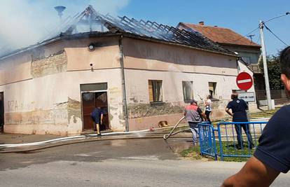 Gori vatrogasni dom, u gašenju vatrogascima pomažu mještani