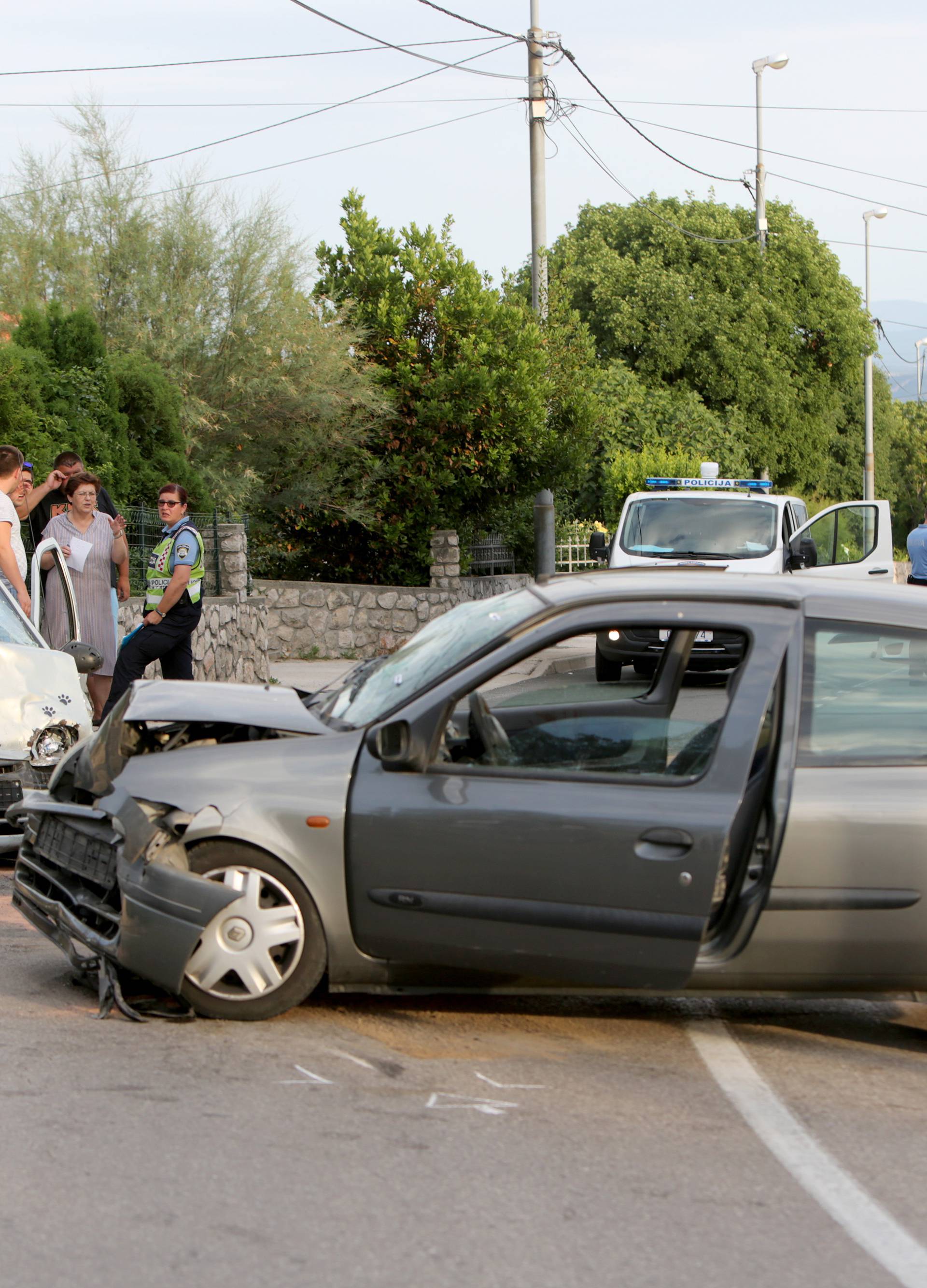 Četvero ljudi je ozlijeđeno u sudaru dva automobila u Rijeci