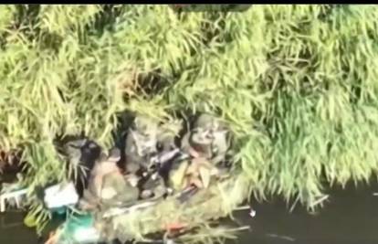 Na ovom otoku smrti zaglavilo 5000 ruskih vojnika. Umiru od gladi, sami si kupuju čamce