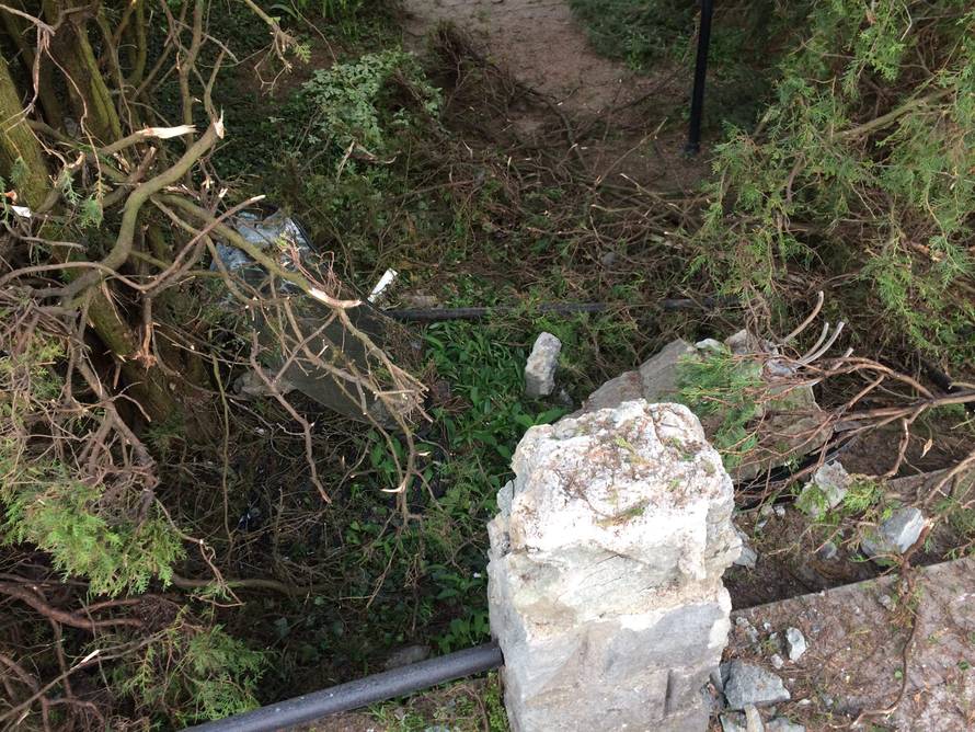 Probili betonsku ogradu, motor izletio iz auta: Trojica u bolnici