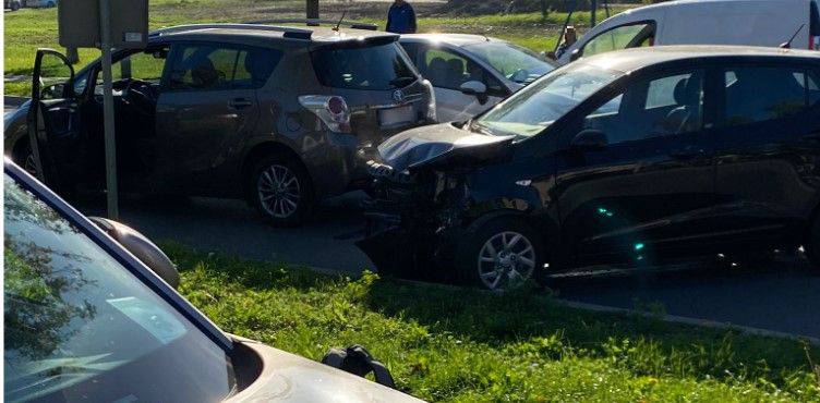 FOTO Krš i lom u Zagrebu: Sudarila se po dva automobila