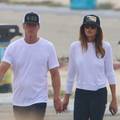 Prvi put u javnosti nakon smrti sina: Cindy Crawford i suprug dr&zcaron;ali se za ruke u &scaron;etnji pla&zcaron;om