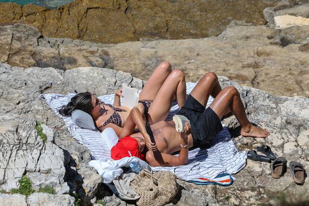 Pulske plaže nisu pretrpane, mnogi izgleda čekaju večernje kupanje