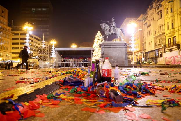 Nakon proslave Nove godine ostala je velika količina otpada na glavnom Zagrebačkom trgu