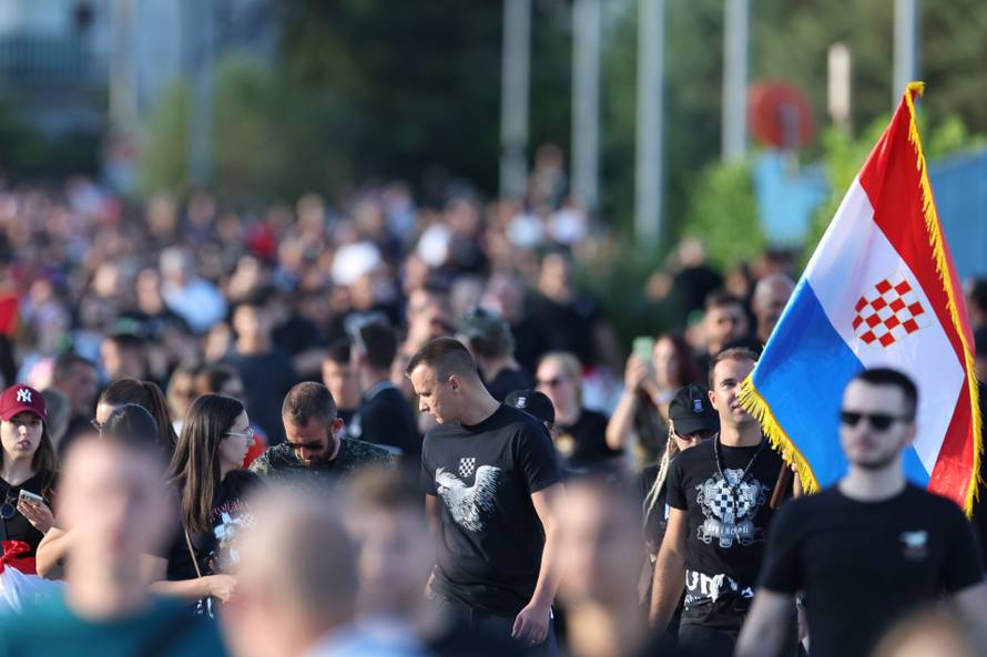 Sinj: Posjetitelji dolaze na hipodrom uoči početka Thompsonovog koncerta