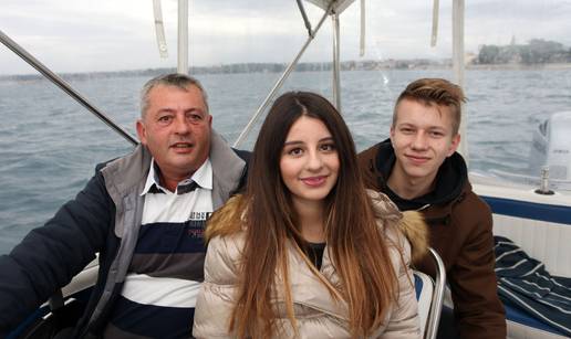 Tata i k&cacute;i iz Pore&ccaron;a uplovili u oluju i spasili &zcaron;ivot brodolomcu