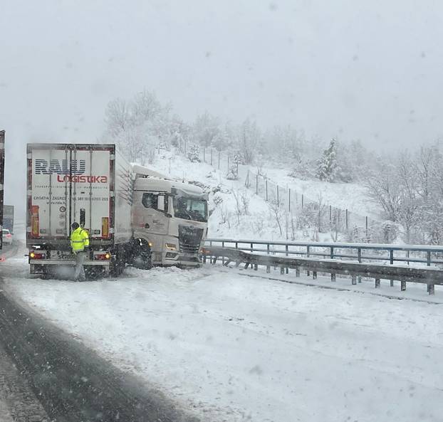 Autocesta A1 zatrpana snijegom
