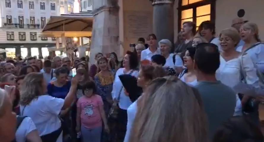 Pogledajte kako puna splitska Pjaca pjeva za velikog Olivera