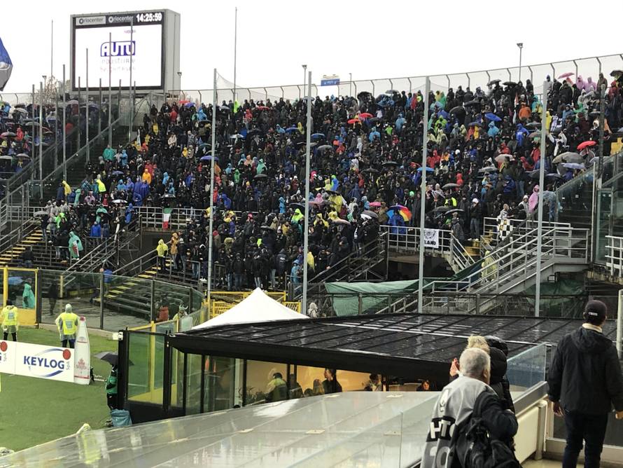 Kiša lije, a stadion 'gori': Bez dokumenata nema na utakmicu