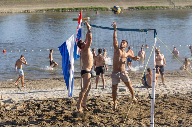 Osijek: Spas od vrućina mnogi su potražili na popularnoj gradskoj plaži
