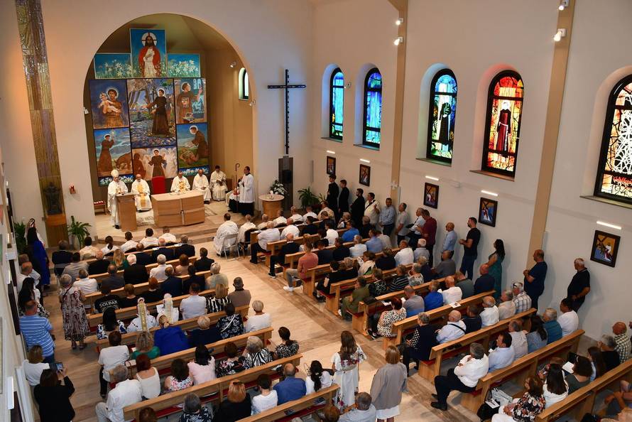 'Hvala dragome Bogu, naša župa je dobila moći sv. Ante iz Padove i svetog pape Pia X.'