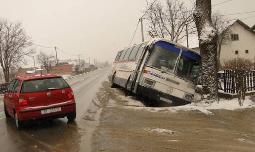 Autobus Čazmatransa sa šest putnika sletio sa ceste u kanal