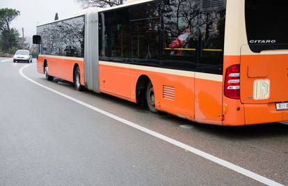 Ups, ode guma! Autobusu je usred vožnje otpao lijevi kotač