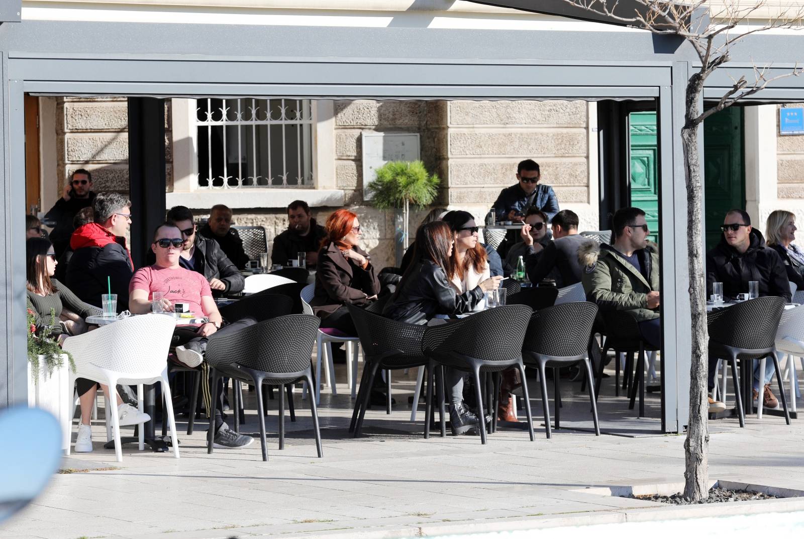 Šibenik: Terase kafića pune posljednji dan prije provedbe odluke Vlade i Stožera o zabrani rada