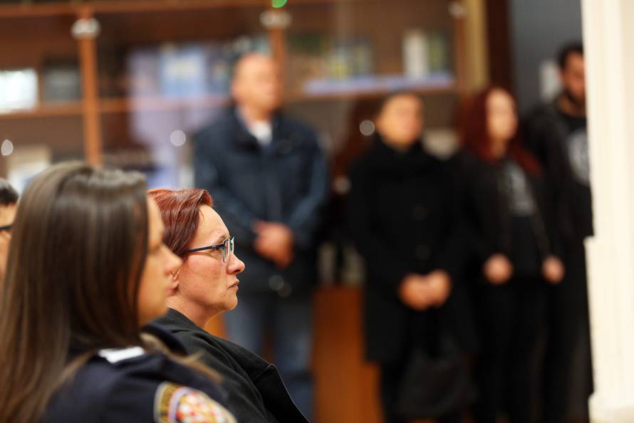 'Teta Jasmina gurnula je djeda Fredija, proletio je kroz staklo'