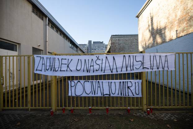 Zagreb: Poruke i svijeće za stradale u Osnovnoj školi Prečko 