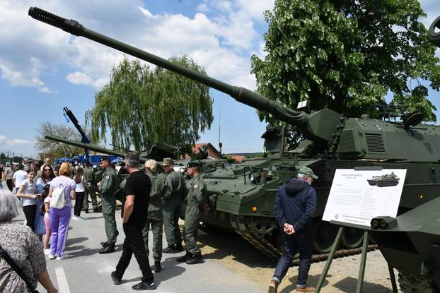FOTO Pogledajte vježbe HV-a i policije u Okučanima: Borbe, eksplozija i skok padobranom!