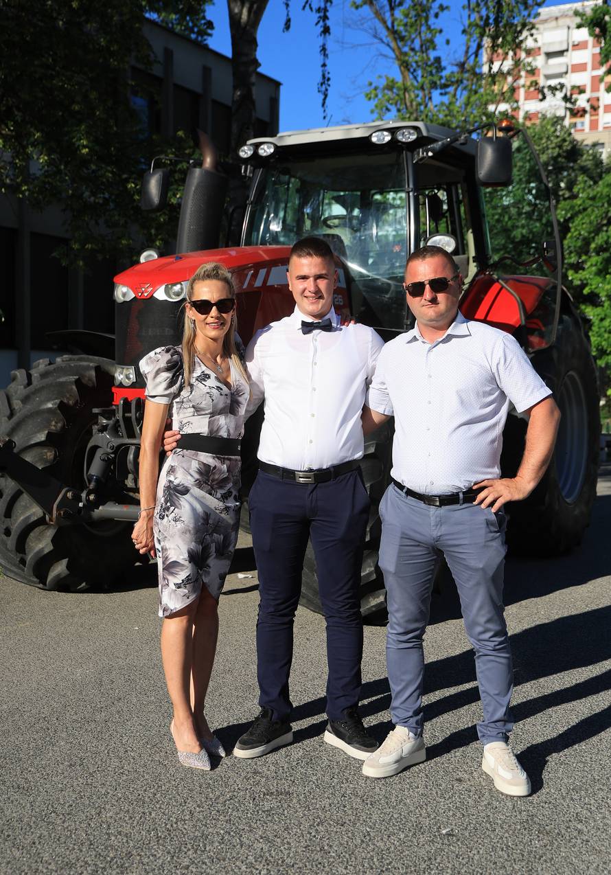 24sata Rugvica: Maturant iz Ježeva, traktorom do Građevinske škole na maturalnu večer