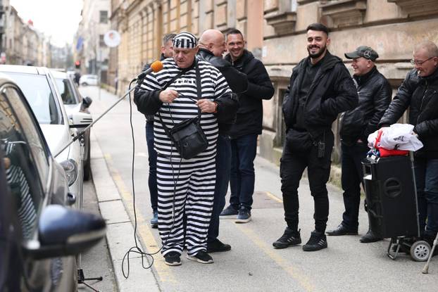 Zagreb: Okupljanje članova A-HSP-a pod vodstvom Dražena Keleminca ispred središnjice HDZ-a