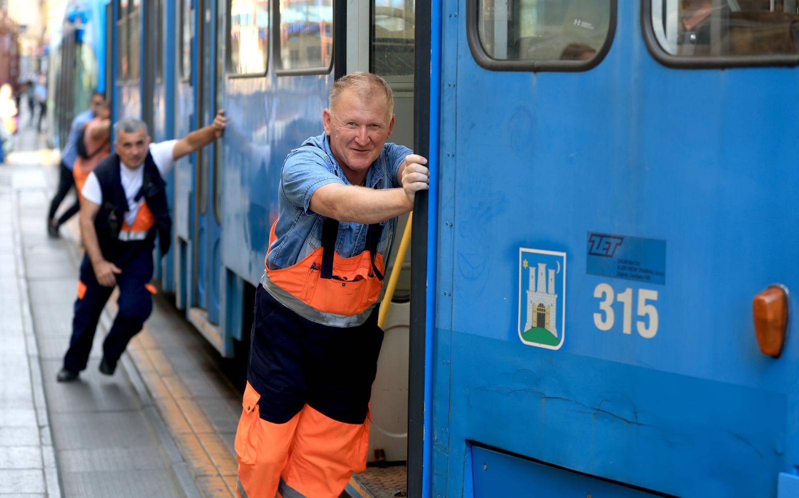 Zagreb: U Ilici se pokvario tramvaj te su ga ljudi morali gurati