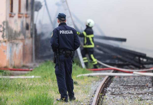 Gore barake uz prugu u Osijeku