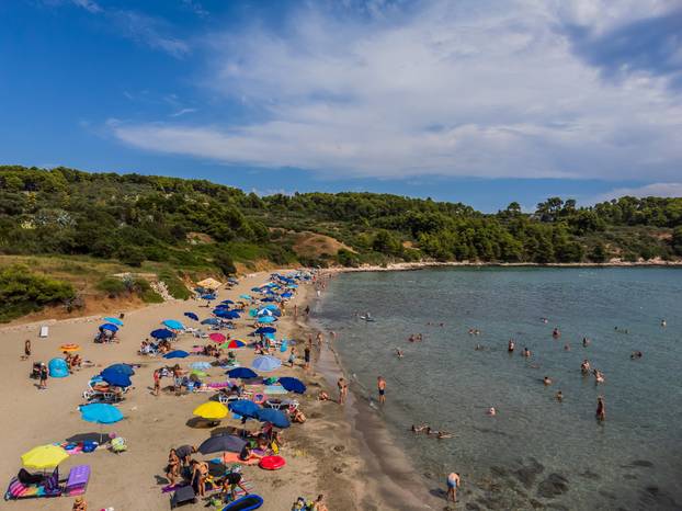Vela Pržina nestvarno je lijepa plaža okružena vinogradima, nudi savršeno čisto more i fini pijesak