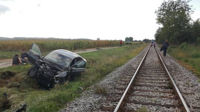 Vlak naletio na auto: Ozlijeđeni su vozačica (21) i putnik (22)