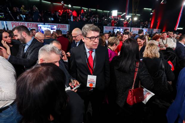 Zagreb: Slavlje u izbornom stožeru Zorana Milanovića nakon rezultata prvih izlaznih anketa