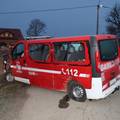 FOTO GTA Vrbovec: Pijan ukrao kombi slovenskih vatrogasaca pa se njime zabio u ogradu kuće