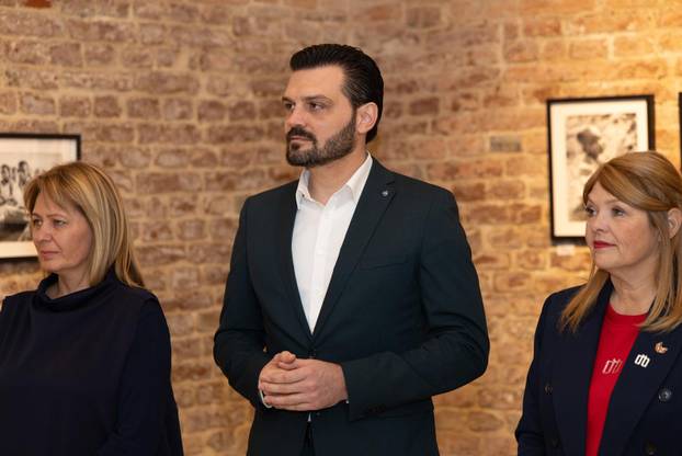 Osijek: Svečano otvorenje izložbe fotografija fotoreporterke Pixsella Emice Elveđi "Srce za Afriku"