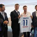 FOTO Plenković je u Splitu dobio poseban poklon: Evo što mu je Rakitić napisao na dres!