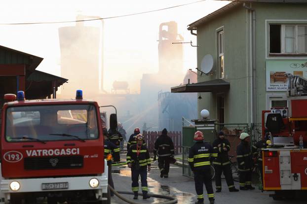 Veliki požar izbio u tvornici stolarije i drvne prerade u Valpovu