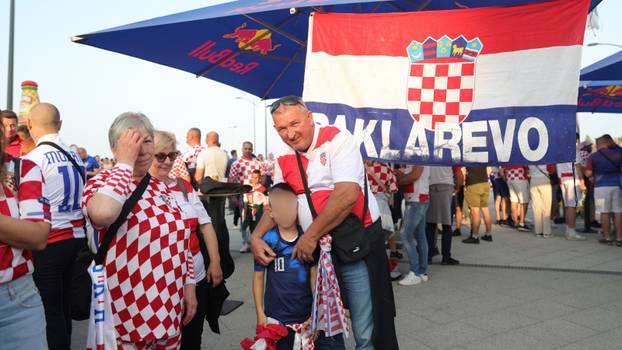 FOTO Invazija na Opus Arenu: Jedan navijač u dresu Nikole Pokrivača, stigao i Cro Shrek