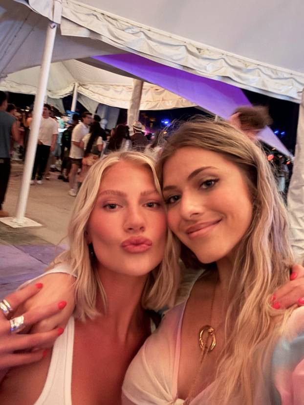 FOTO Becca Moore izazvala kaos na internetu: Iako vodi podcast, svi lude zbog njezinih fotki