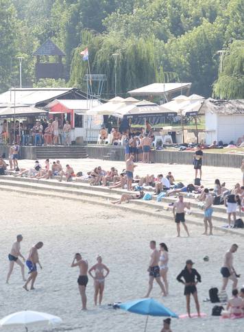 Osijek: Velika temperature je natjerala gra&dstrok;ane da potra&zcaron;e rashla&dstrok;enje na Dravi