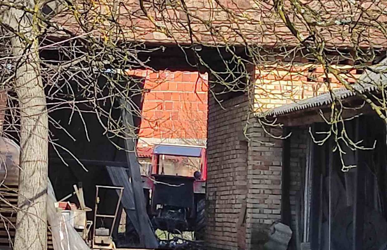 Muškarca u Lekeniku pregazio traktor, preminuo je u bolnici