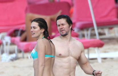 Mark Wahlberg i supruga na plaži pokazali isklesane figure