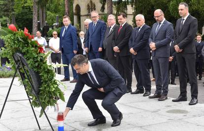 HDZ slavi 30 godina: Položili vijenac na Tuđmanovom grobu