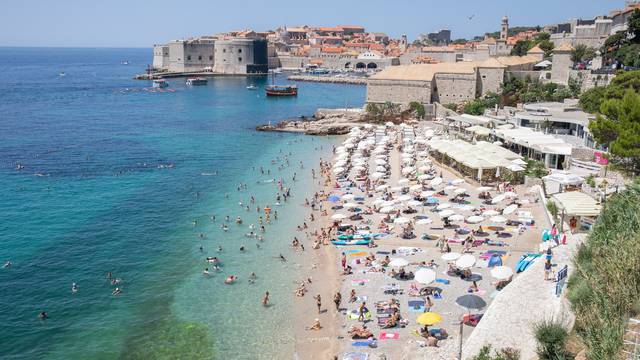 Popunjena plaža Banje u Dubrovniku