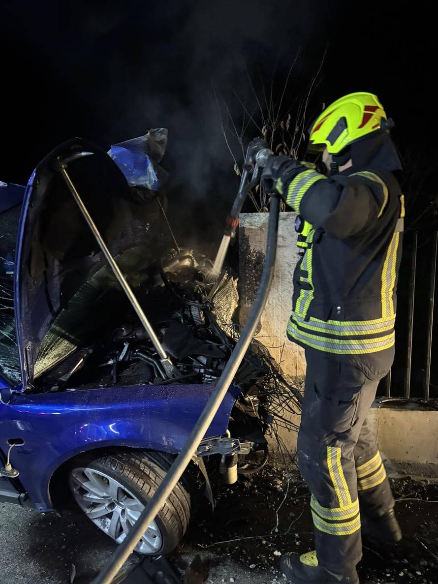 FOTO Teška nesreća u Donjoj Bistri: Vozač (19) i suvozač (18) ozlijeđeni. Auto se zabio u stup