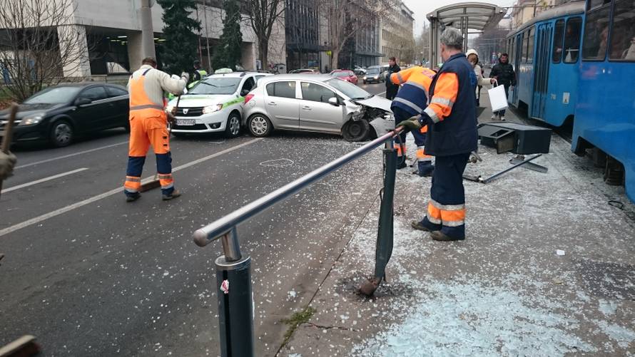 Prelazila cestu na crveno pa ju je udario auto i teško ozlijedio