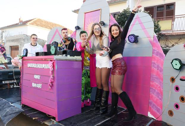 Jezera: Maškarana povorka prodefilirala je Jezerima